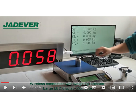 La escala de jadever se conecta a la pantalla remota y a la PC al mismo tiempo